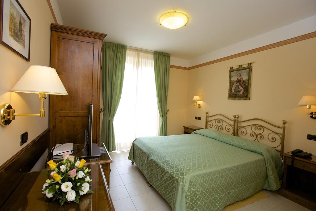 Campiglione Hotel Asís Habitación foto